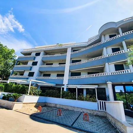 Larita Apartment *